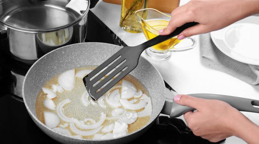 En lezzetli yemekleri yapmak isteyenler için: Hangi tavada en iyi ne pişer?