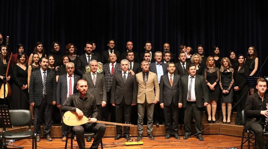 &Ouml;ğretmenler Korosu geceye damga vurdu