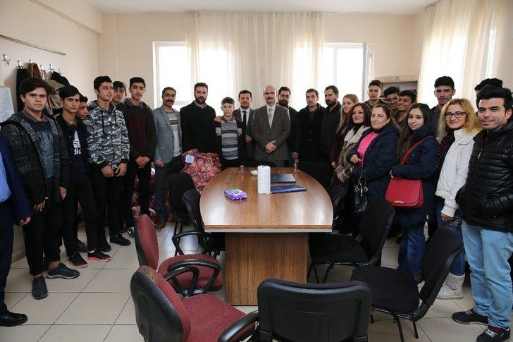 Öğretmen ve öğrencilerden köy okullarındaki öğrencilere yardım G1