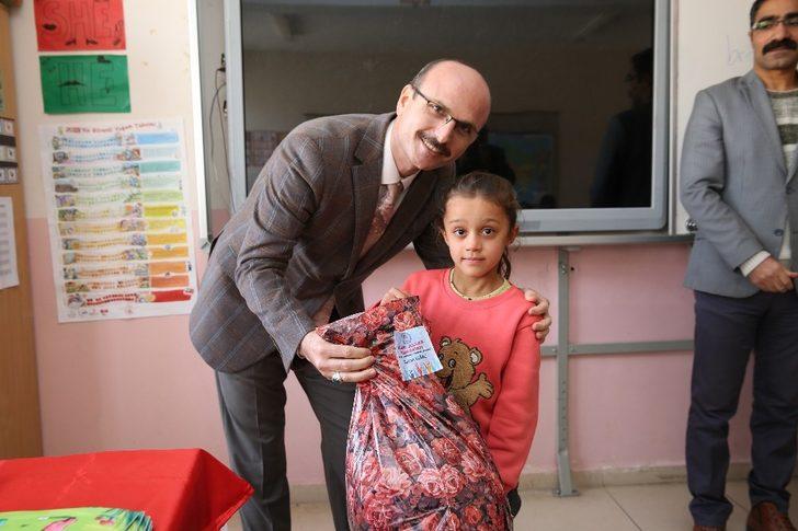 Öğretmen ve öğrencilerden köy okullarındaki öğrencilere yardım G2