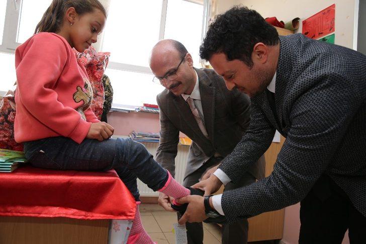 Öğretmen ve öğrencilerden köy okullarındaki öğrencilere yardım G3