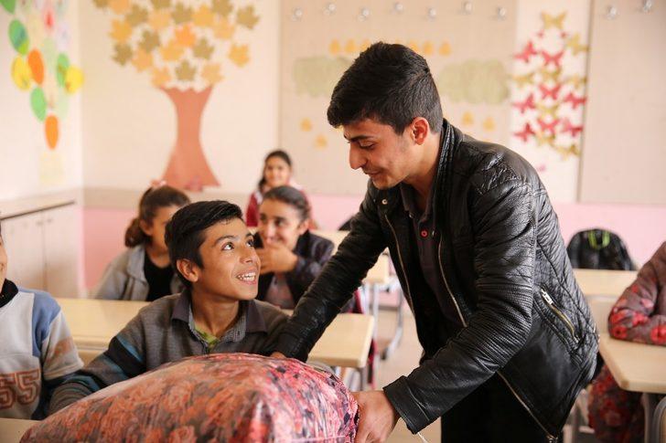 Öğretmen ve öğrencilerden köy okullarındaki öğrencilere yardım G4