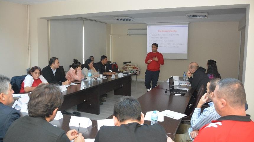 Antren&ouml;r ve tesis personellerine y&ouml;nelik ilk yardım eğitimi