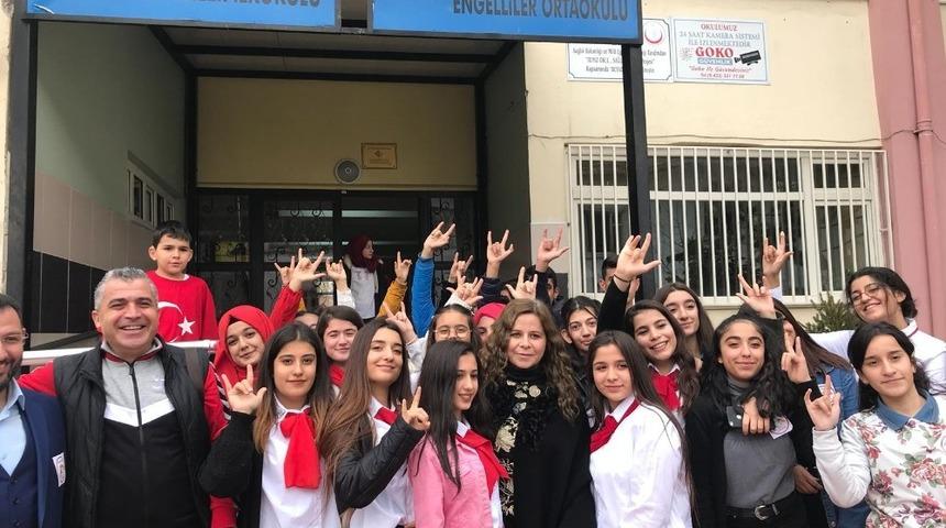 &Ouml;ğrencilerden anlamlı davranış