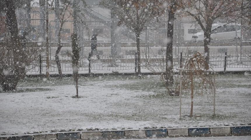 Y&uuml;ksekova&rsquo;da kar yağışı
