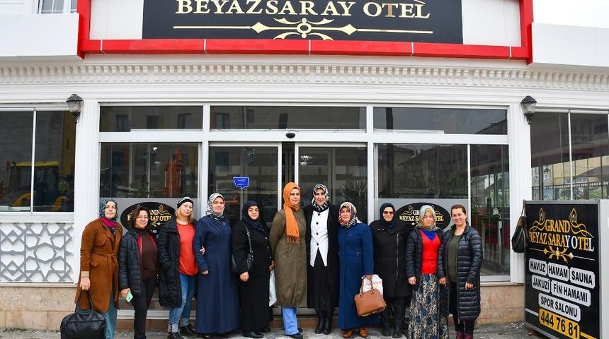 Havuz sırası özel çocukların annelerinde