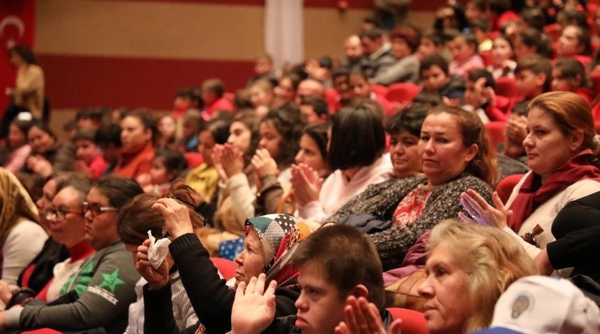 Engelliler G&uuml;n&uuml;&rsquo;nde engelsiz film g&ouml;sterimi