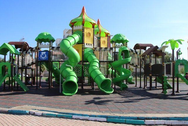 Demirkol ilçede park çalışmalarını inceledi