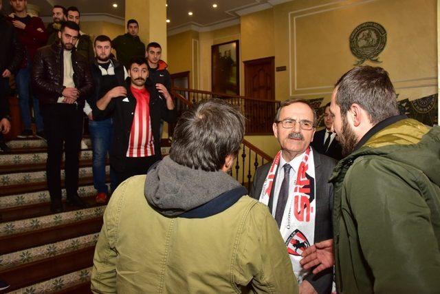 Samsunspor taraftarından Zihni Şahin’e plaket