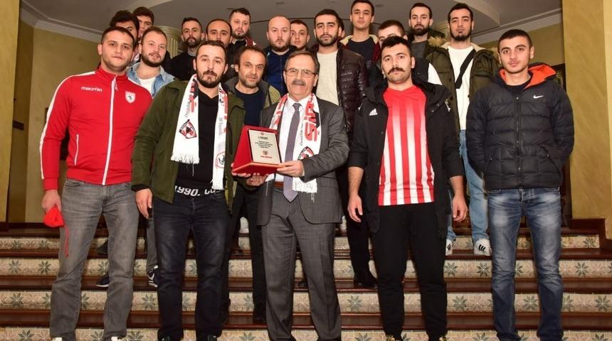 Samsunspor taraftarından Zihni Şahin&rsquo;e plaket