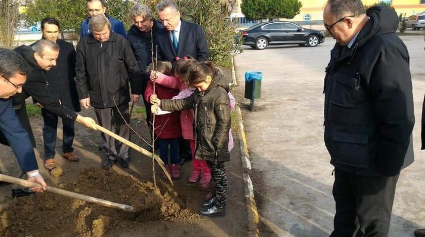 Minik eller okullarının bah&ccedil;esine fidan dikti