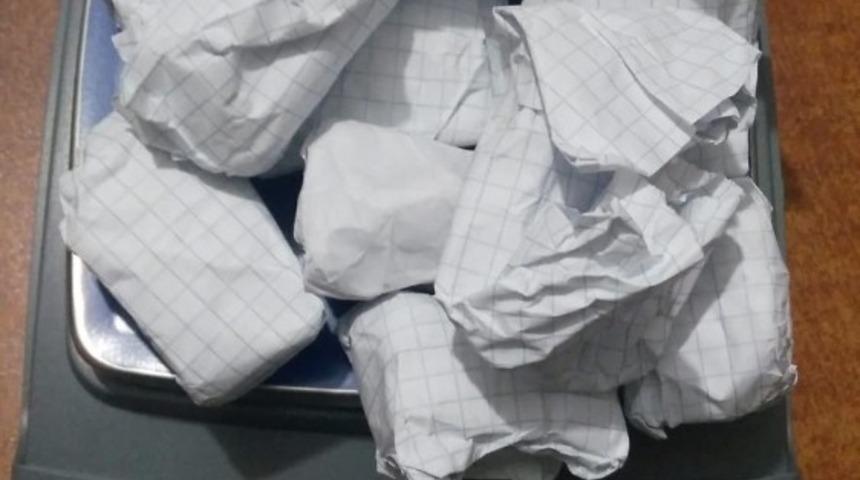 Polisten ka&ccedil;an şahısların &uuml;zerinden uyuşturucu &ccedil;ıktı