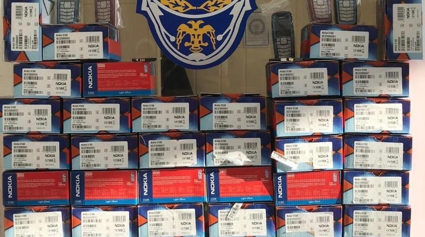 Bafra&rsquo;da 50 adet ka&ccedil;ak cep telefonu ele ge&ccedil;irildi