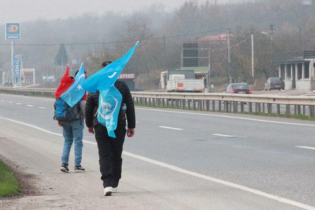 İstanbul'dan Ankara'ya yürüyen 2 Uygur Türkü, Sakarya'da