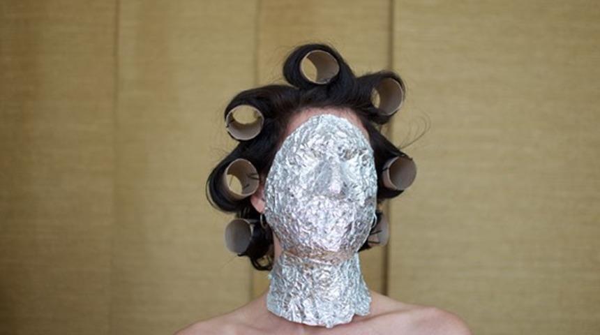  Muhteşem g&ouml;r&uuml;nmenin sırrı bu basit makyaj hilelerinde yatıyor! Y&uuml;ze al&uuml;minyum folyo uygulamak...