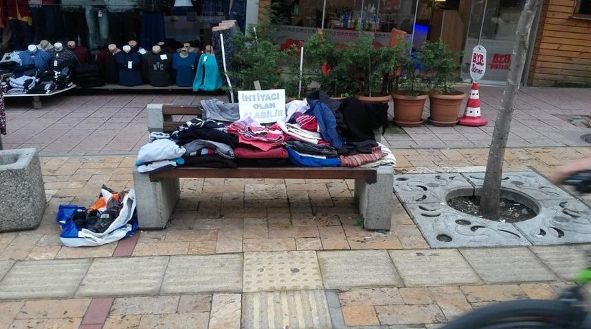 İki kardeş banka serdikleri kıyafetlerle yardıma muhta&ccedil; insanlara ulaşmaya &ccedil;alıştı