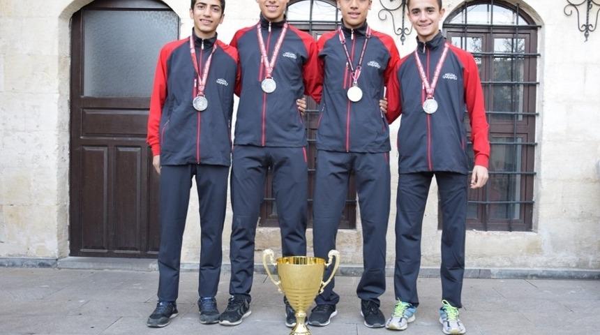 B&uuml;y&uuml;kşehir&rsquo;in atletizm takımı T&uuml;rkiye ikincisi oldu