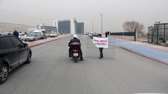 'Protokole uyulmadı' dedi, hastane yolunu tel çitlerle kapattı