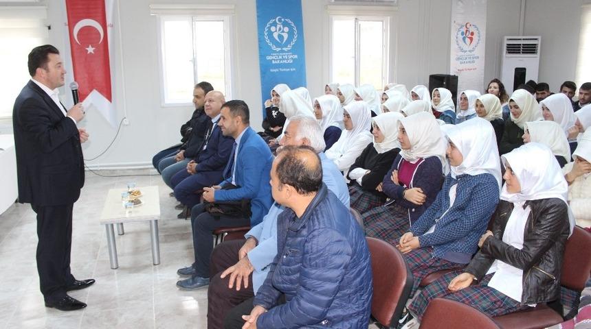 Samsat&rsquo;ta gen&ccedil;lere ideal gen&ccedil;lik anlatıldı