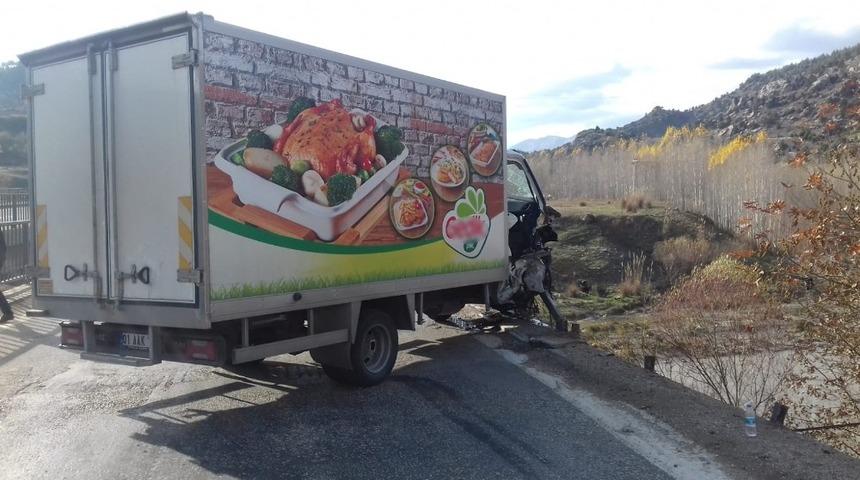 Kamyonet k&ouml;pr&uuml;n&uuml;n korkuluklarına &ccedil;arptı