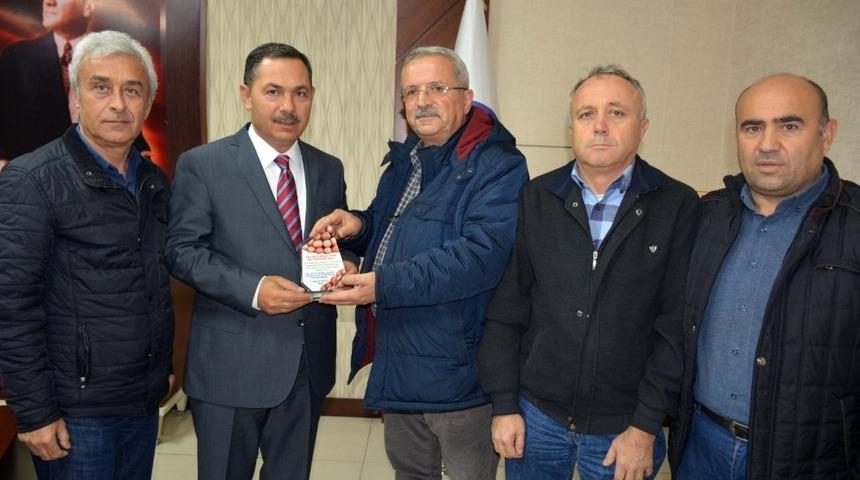 Osmanlı Çileğini tescil eden Uysal’a teşekkür ettiler