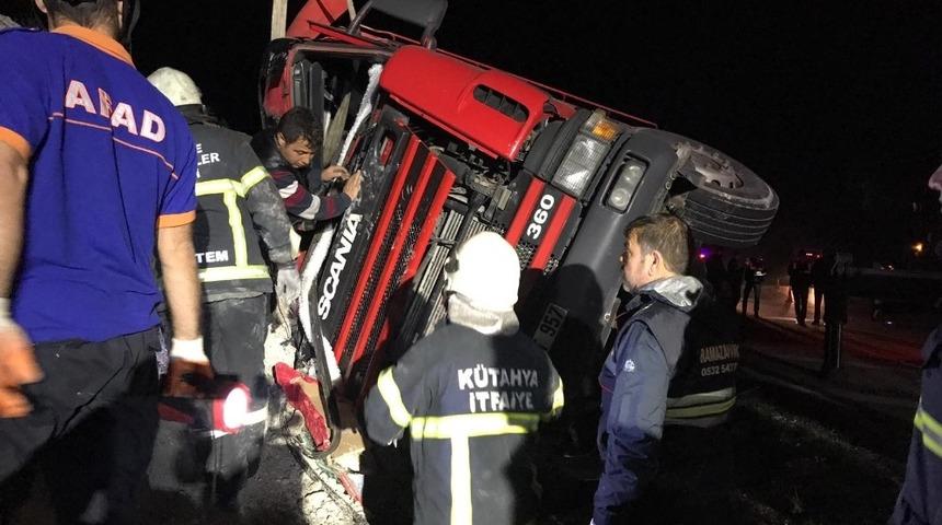 K&uuml;tahya&rsquo;da kamyon şarampole devrildi: 1 &ouml;l&uuml;