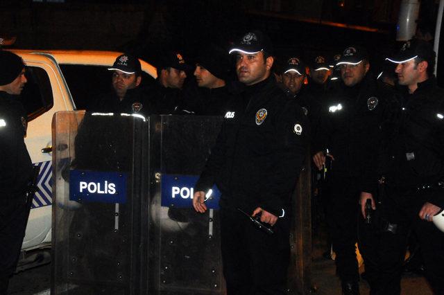 Polise taş ve sopayla saldıran 16 kişi gözaltına alındı