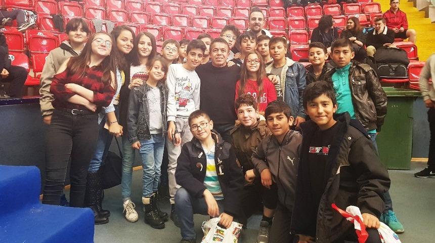 Minik halterciler &lsquo;Dev Adam&rsquo; ile buluştu