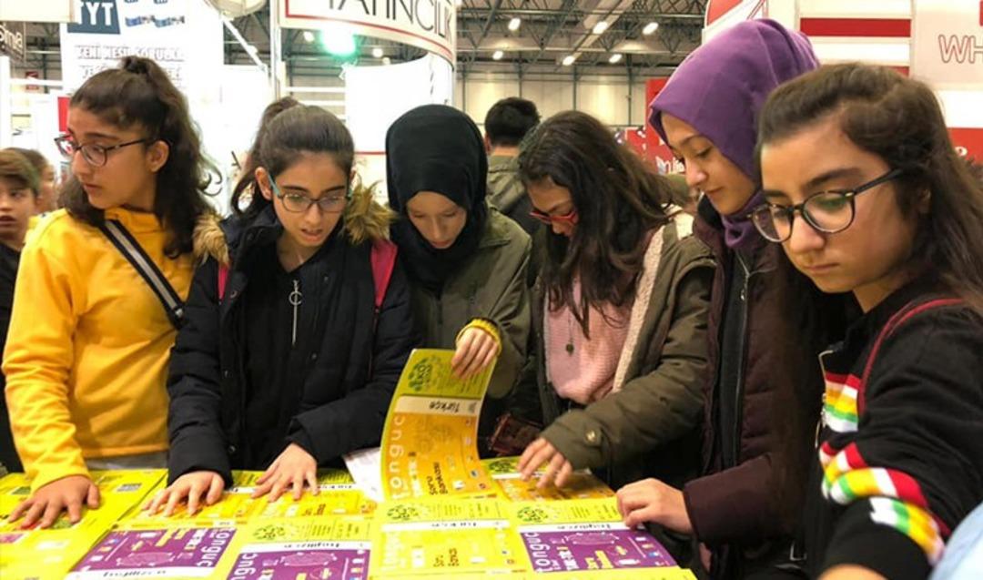 SİMURG &ouml;ğrencileri kitap fuarında yazarlarla buluştu