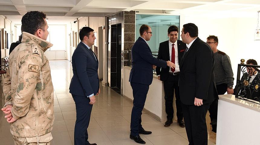 Kaymakam Şatıroğlu&rsquo;ndan meslektaşı &Ccedil;atak Kaymakamı T&uuml;rkmen&rsquo;e ziyaret