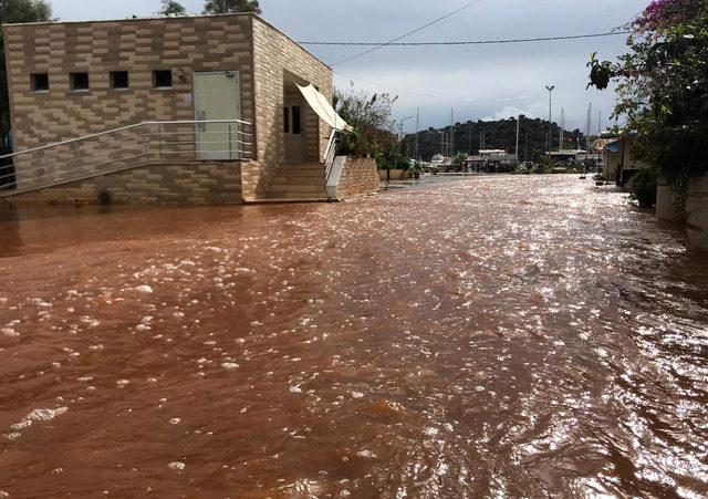 Demre'de şiddetli yağış seralarda zarara yol açtı