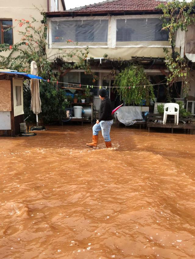 Demre'de şiddetli yağış seralarda zarara yol açtı