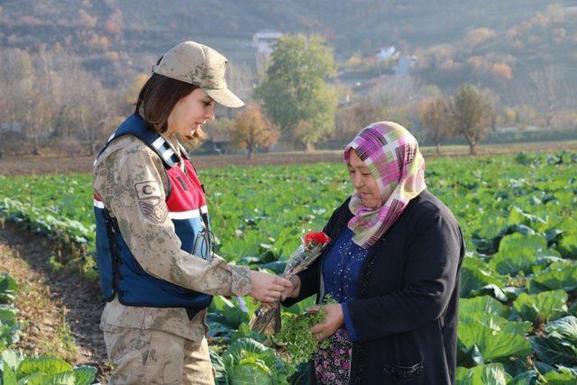 Jandarma’dan kadınlara karanfil