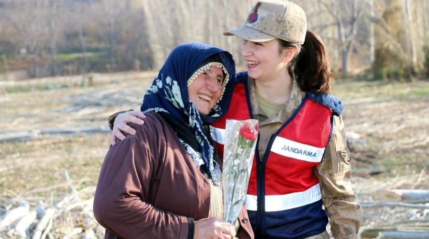 Jandarma&rsquo;dan kadınlara karanfil