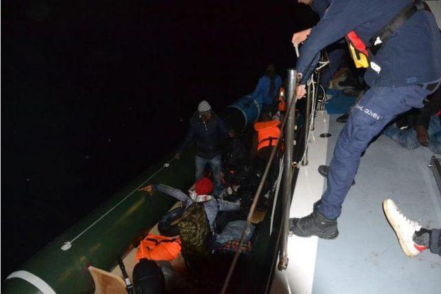 İzmir açıklarında 163 kaçak göçmen yakalandı
