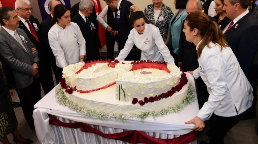 Anadolu &Uuml;niversitesi &ouml;ğrencilerinden 60&rsquo;ıncı yıla &ouml;zel pasta
