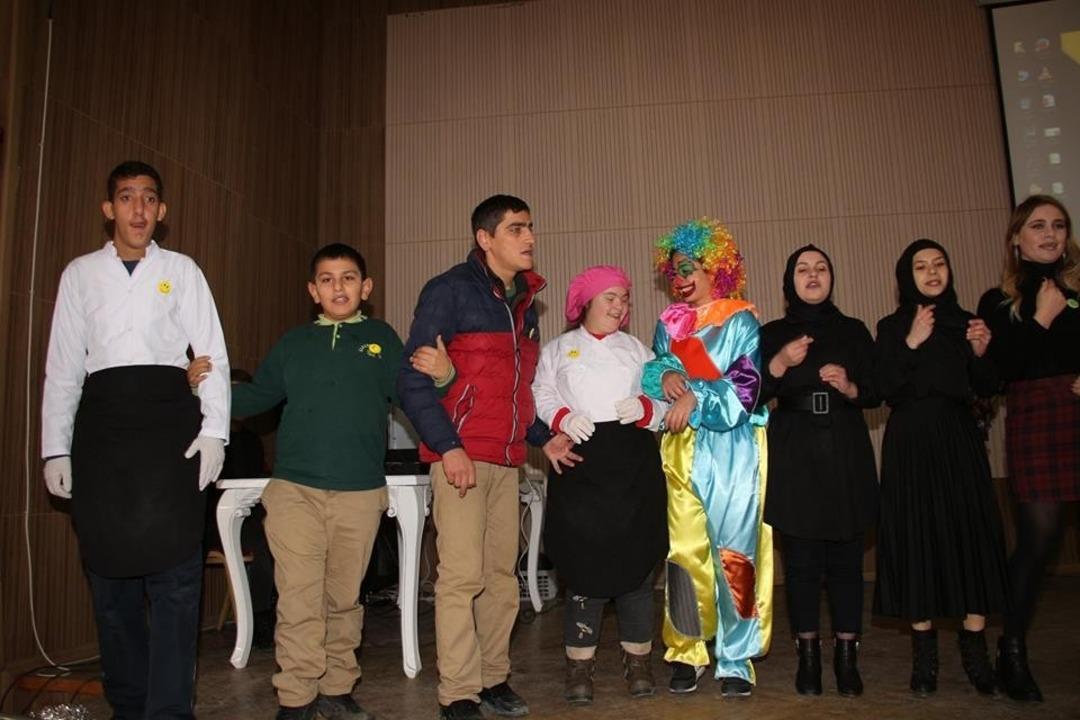 Sosyal Hizmetler &ouml;ğrencileri engelli kardeşlerini unutmadı