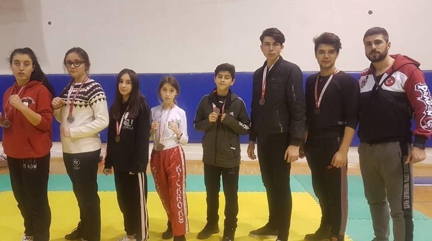 Pazaryerili sporcular kick boksta madalyaları topladı