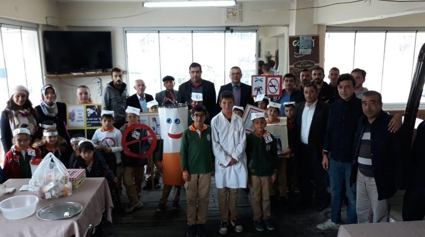 &Ouml;ğrencilerden &rsquo;sigarayı bıraktırma&rsquo; eylemi