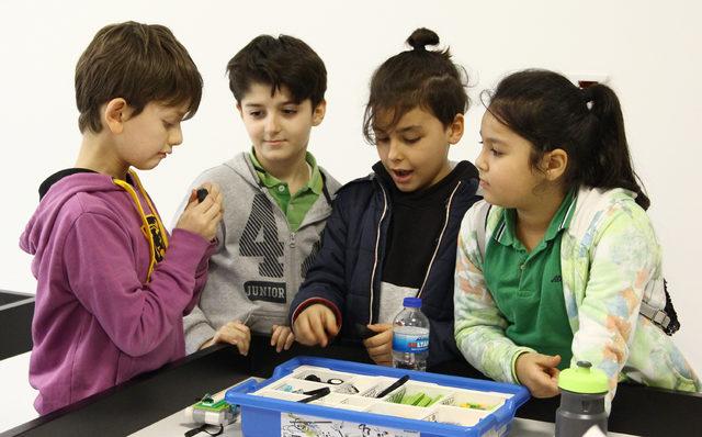 Uğur Okullarında bugünün çocuklarına 'geleceğin dili' öğretiliyor