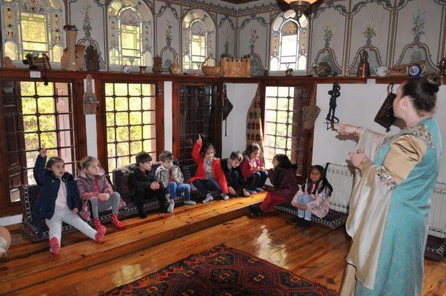 İzmit Belediyesi Mehmetçik İlkokuluna kütüphane yaptı