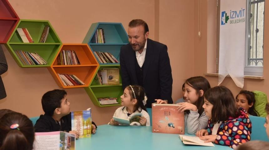 İzmit Belediyesi Mehmet&ccedil;ik İlkokuluna k&uuml;t&uuml;phane yaptı