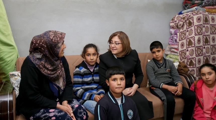 Başkan Fatma Şahin, mahalle sakinleriyle akşam sohbetlerinde