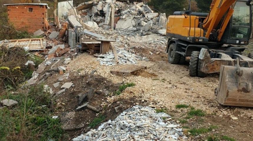 Nil&uuml;ferk&ouml;y&rsquo;de ka&ccedil;ak inşaat yıkıldı