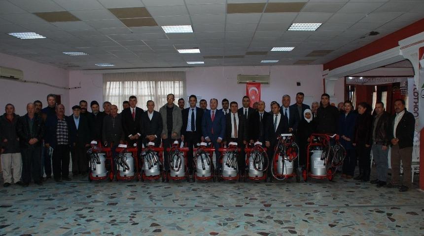 &Ccedil;ift&ccedil;ilere s&uuml;t sağma makineleri dağıtıldı