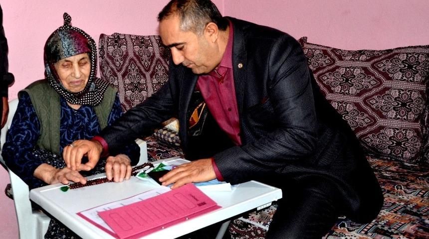 N&uuml;fus m&uuml;d&uuml;r&uuml;nden alkışlanacak hareket