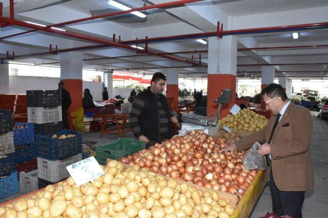 Başkan Saka, evinin ihtiyaçları için semt pazarlarını tercih ediyor