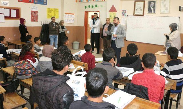 Büyükşehir Belediyesi, kırsal mahalle okulunun yardım çağrısına yetişti