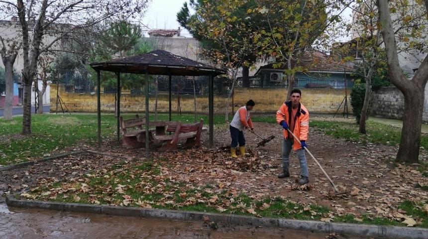 Alaşehir Belediyesi temizlik &ccedil;alışmalarını aralıksız s&uuml;rd&uuml;r&uuml;yor