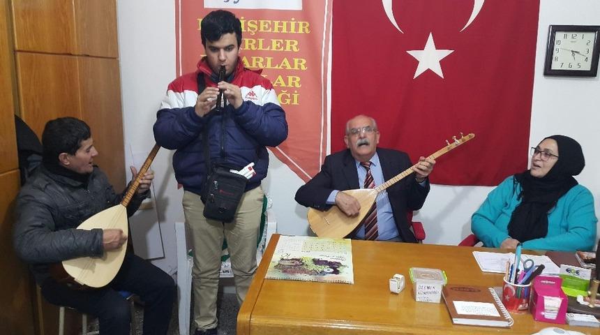 İranlı g&ouml;rme engelli sanat&ccedil;ı Mehdi Saadet fl&uuml;tle Eskişehir t&uuml;rk&uuml;lerini seslendirdi